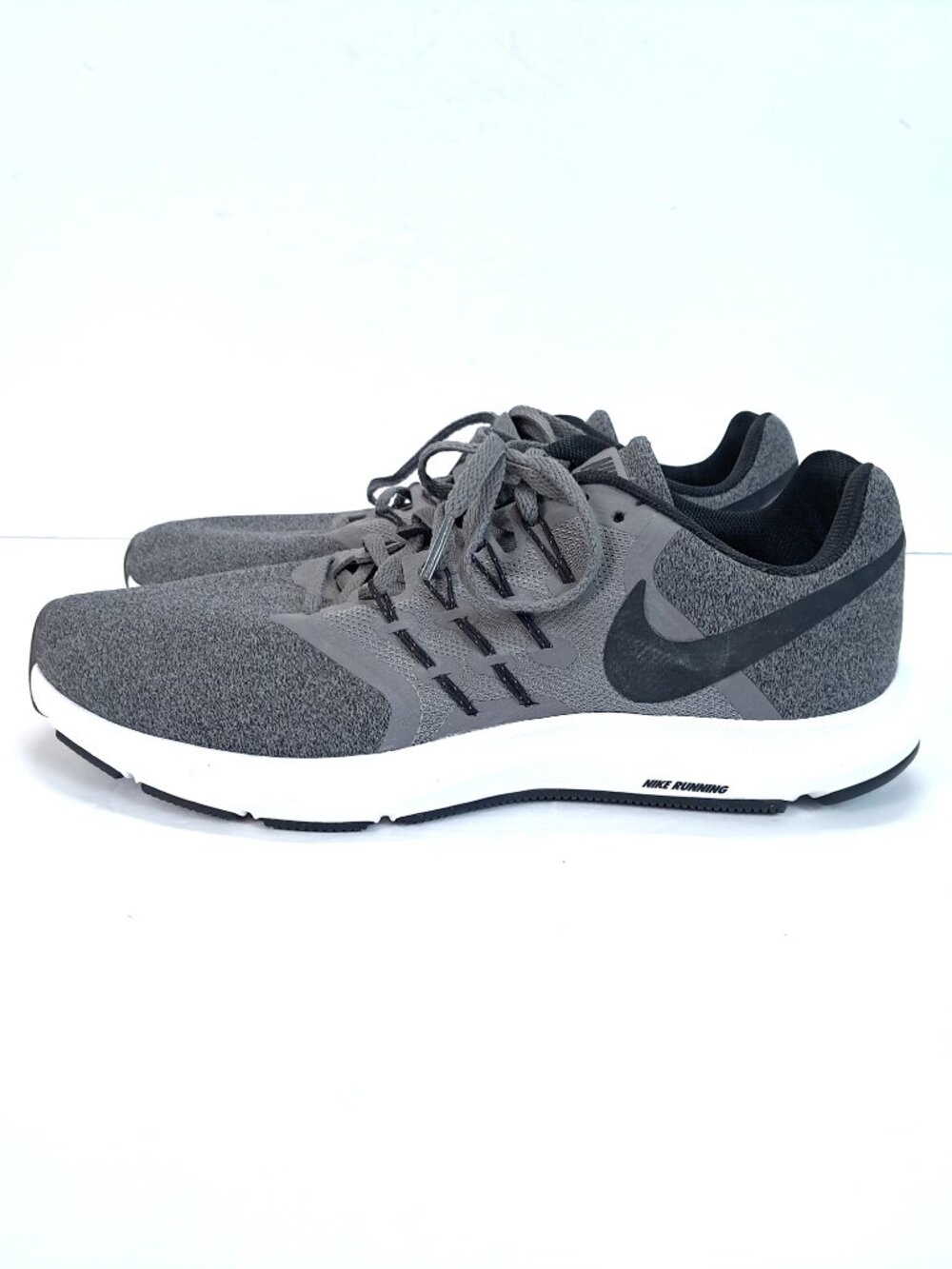 Nike Run Swift Shoes Men 9.5 Gray Black White Athletic Sneakers 908989-017